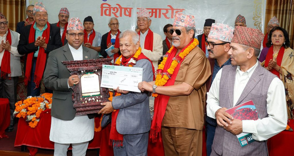 राष्ट्रिय लेखक पुरस्कारबाट ध्रुवचन्द्र गौतम सम्मानित