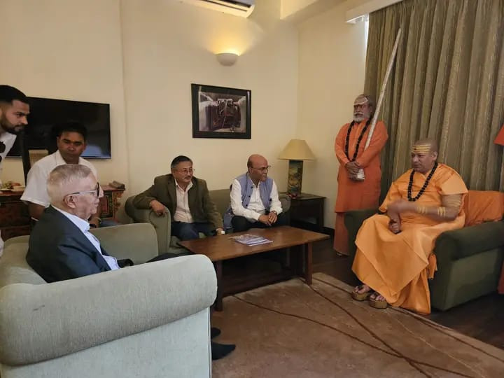 भारतका महामण्डलेश्वर स्वामी गिरी र कांग्रेस वरिष्ठ नेता कोइरालाबीच भेट