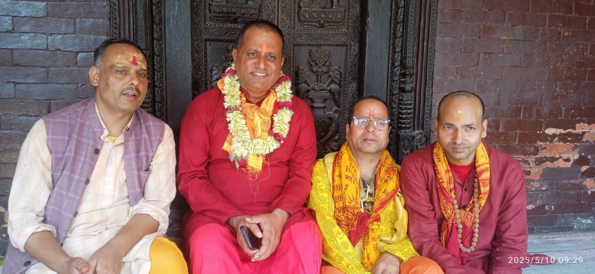कोशी प्रदेश सभा सदस्य पराजुली द्वारा पशुपतिमा जल अर्पण