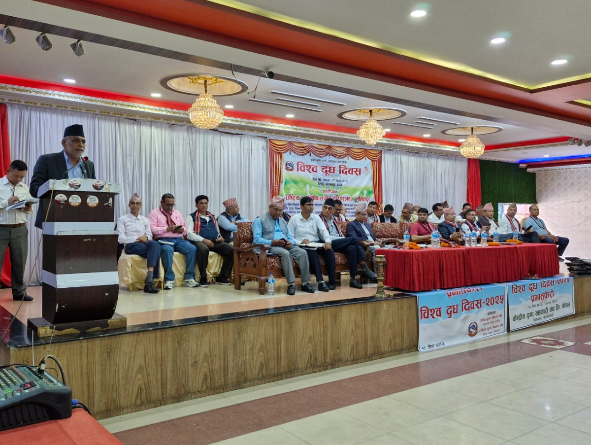 किसानलाई दुधको रकम भुक्तानीका लागि विभिन्न प्रयास भैरहेको छ : मन्त्री अधिकारी
