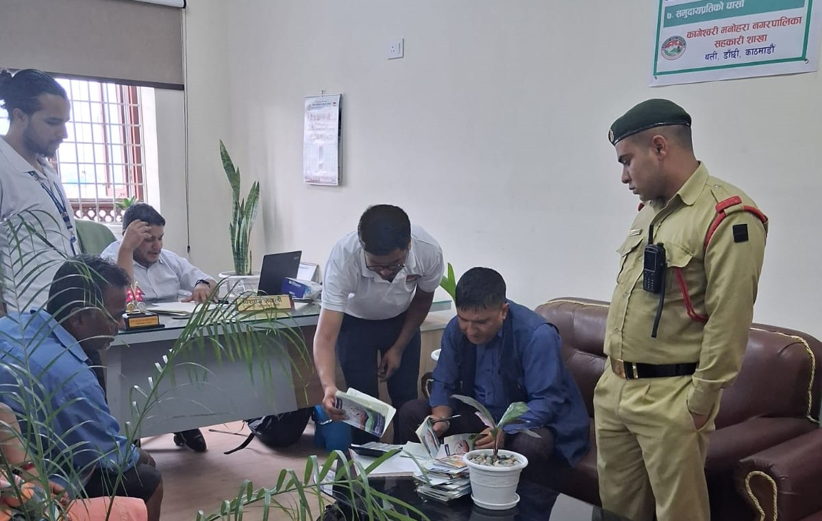 नगरपालिकाको सहयोगमा सहकारी पीडित सदस्यहरुको १० लाख रकम फिर्ता