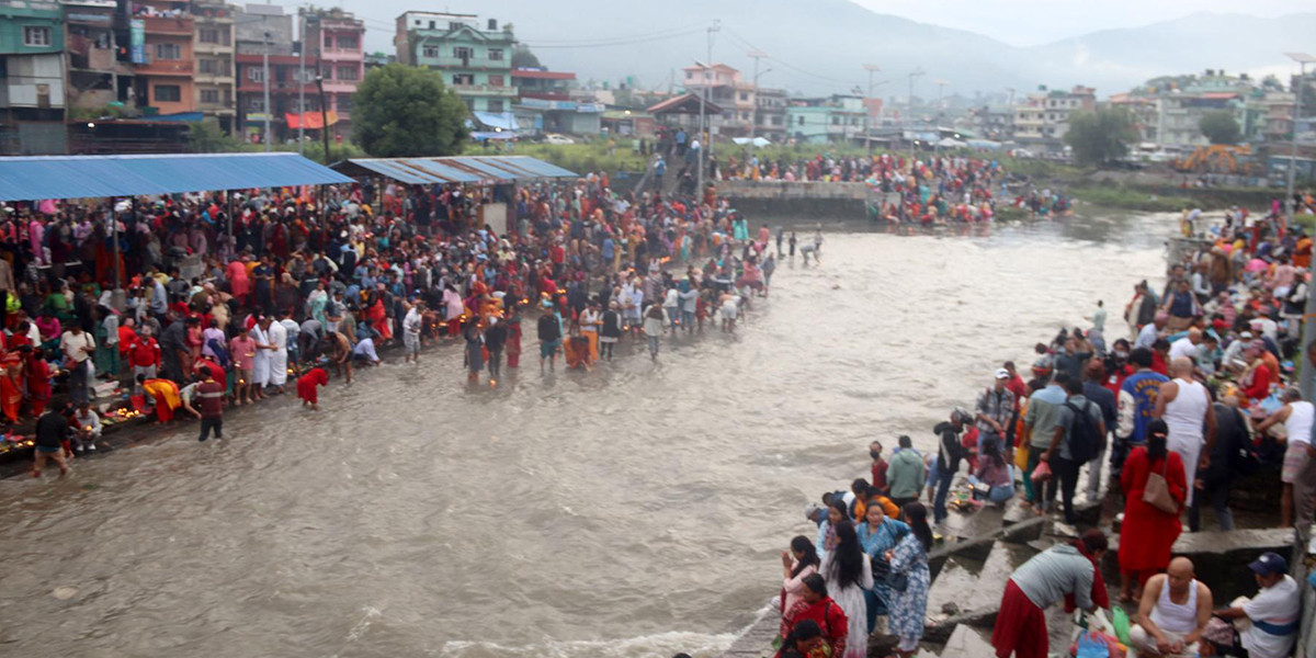 कुशे औँसीमा घर–घरमा कुश भित्र्याइँदै