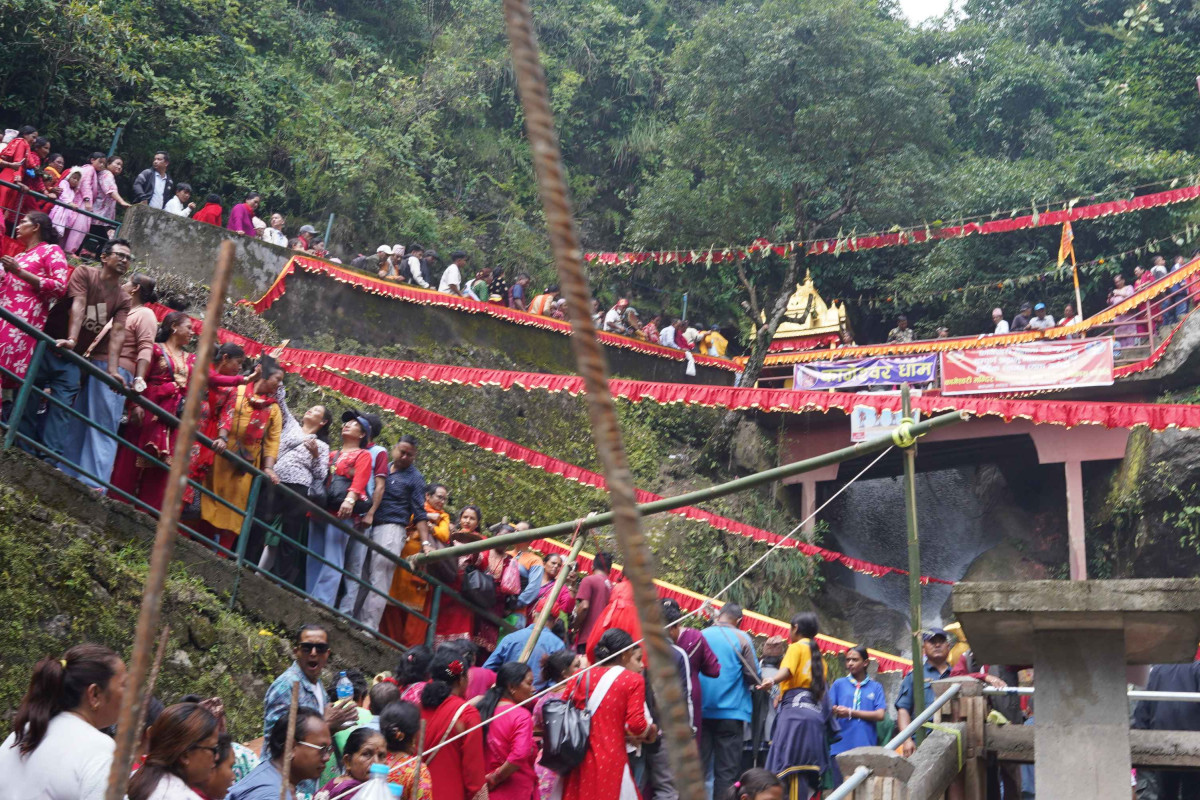 कागेश्वरी धाममा भक्तजनहरुको भीड, दर्शनार्थ व्यवस्थापन चुस्त बनाइएको नगरपालिकाको दाबी