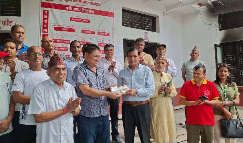 सहकारीहरूद्वारा धनगढी मालपोत कार्यालयलाई आर्थिक सहयोग