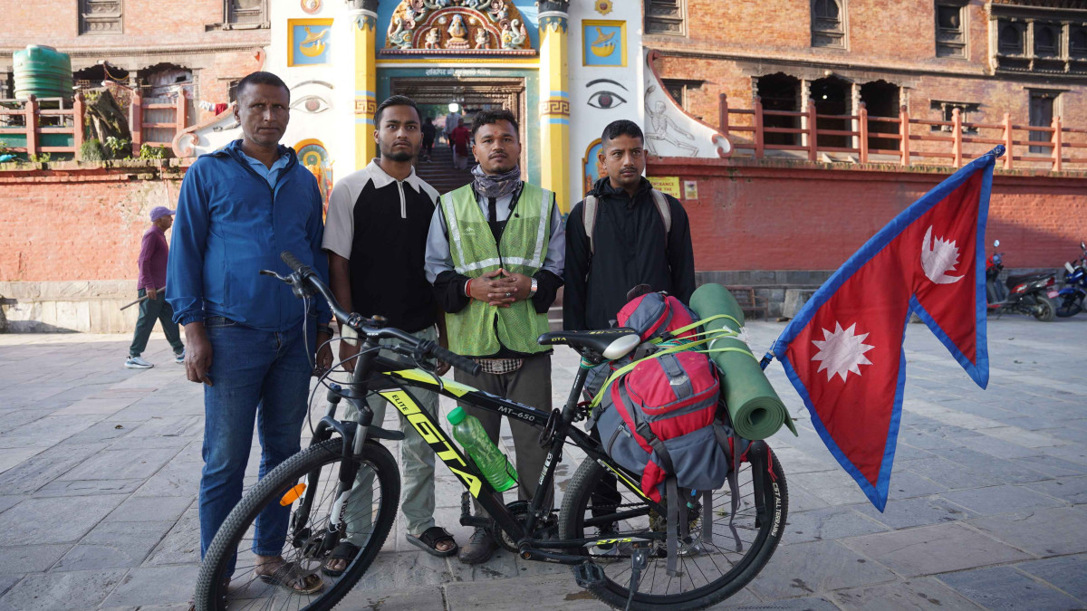 शान्ति कामना गर्दै पाथीभरासम्मको साइकल यात्रामा निस्के पर्यटनप्रेमी अरविन्द यादव (भिडियोसहित)