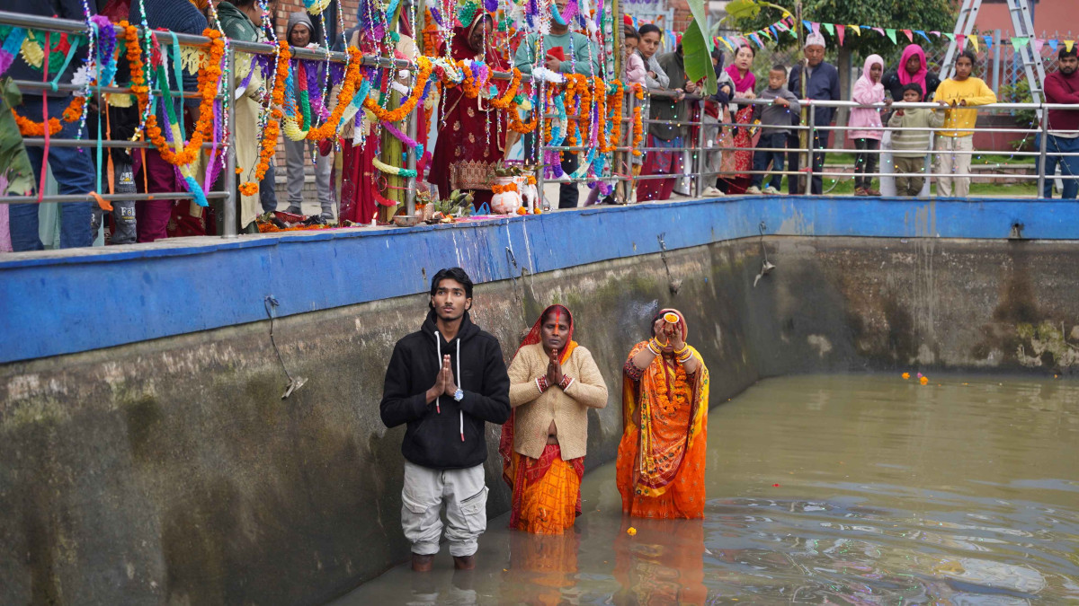 उदाउँदो सूर्यलाई अर्घ्य दिएर समापन भयो छठ पर्व (१६ तस्बिरहरु)