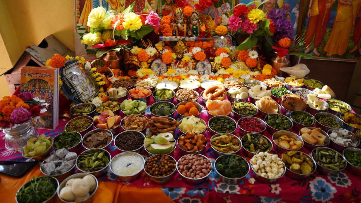 जन्मदिनमा केक होइन भगवानलाई ५६ भोग (भिडियो)
