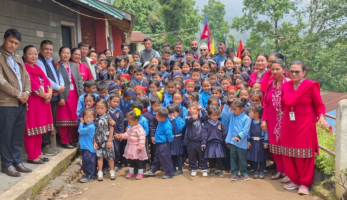 हाम्रो नेपाल साकोसद्वारा सूर्याेदयको आदर्श आविलाई शैक्षिक तथा खेलकुद सामग्री प्रदान