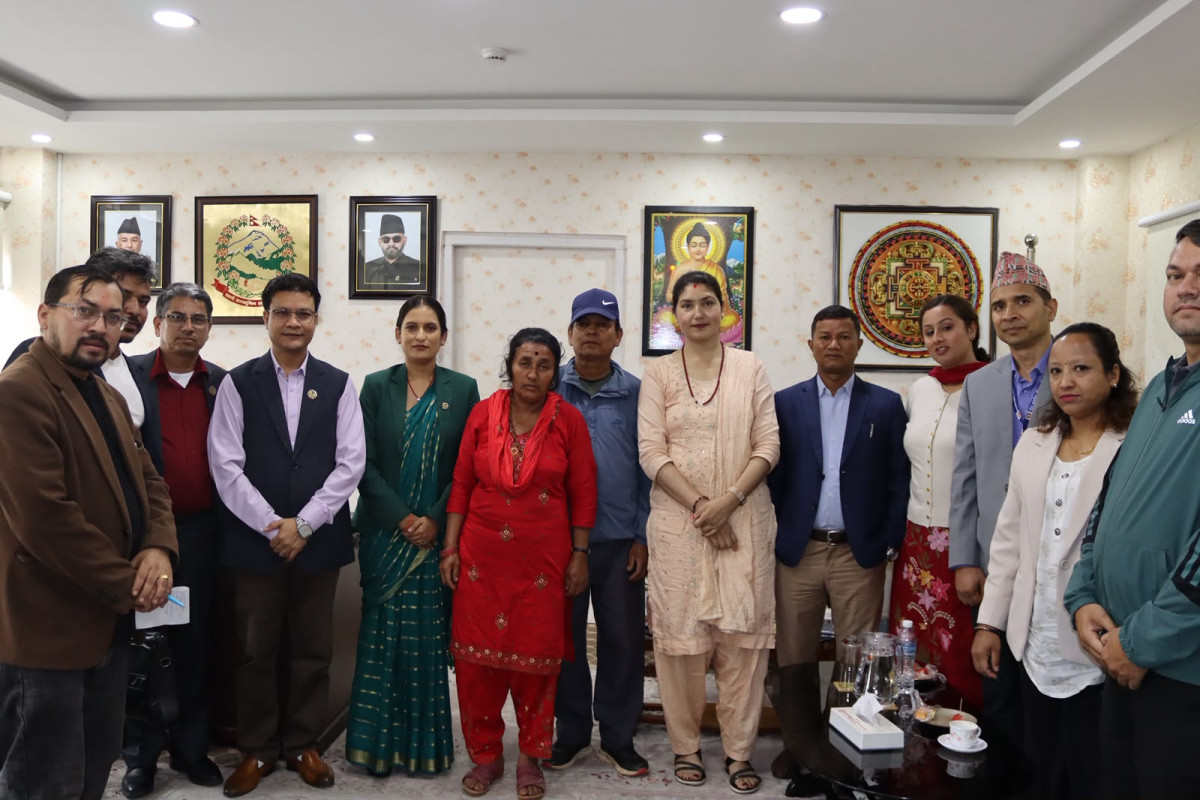 अजित मिजारका परिवारसँग मन्त्री सिता बादीको भेट, न्यायप्राप्तिका सरोकारबारे छलफल